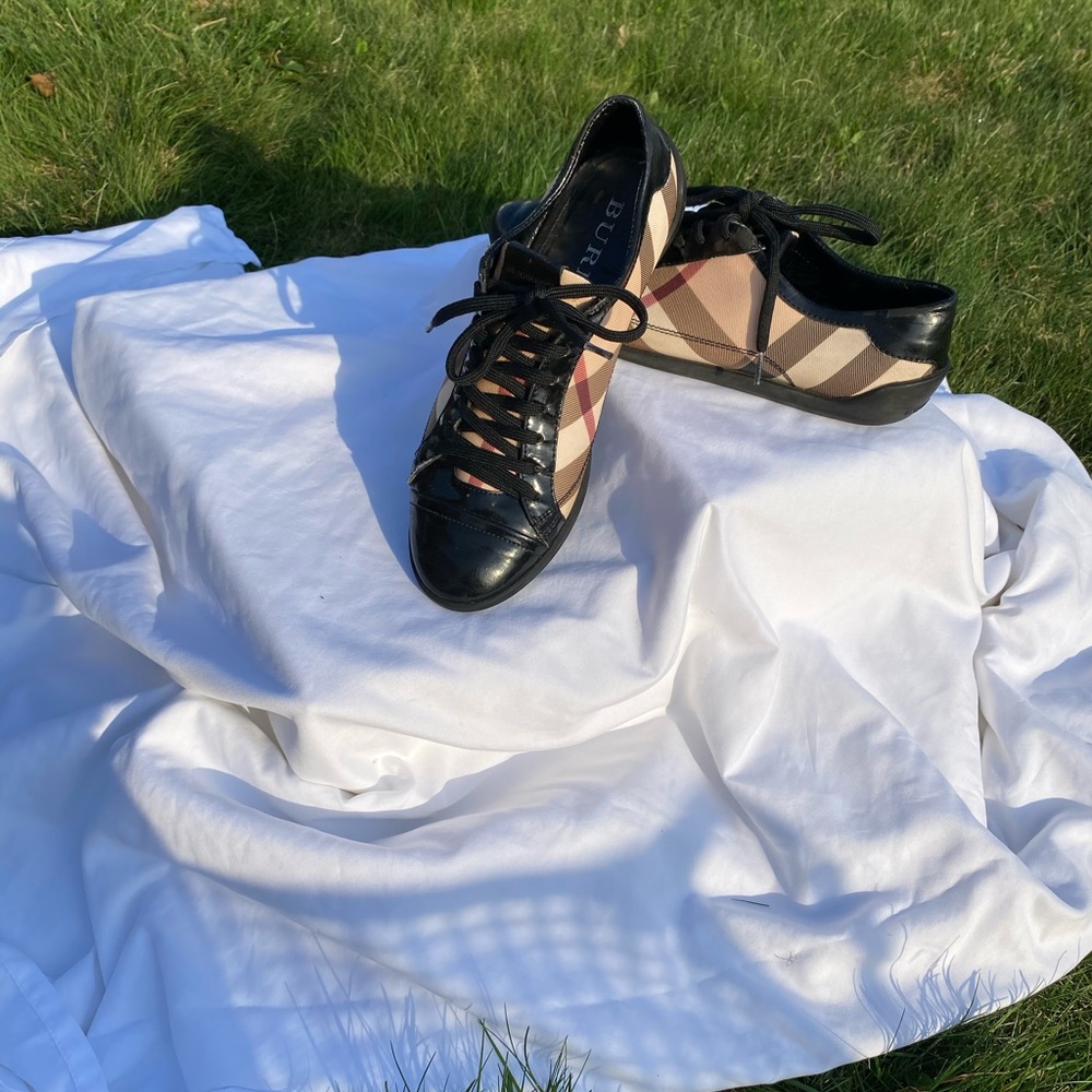 Women’s classic authentic Burberry sneaker